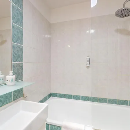דירה 70 M² Center